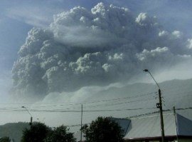 eruzione-del-vulcano-patagonico-chaiten:-lo-zonda-trasporta-le-ceneri-e-oscura-il-cielo-fino-a-500-km-di-distanza