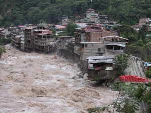 inondazioni-in-peru:-almeno-10-morti,-ingenti-danni,-isolata-machu-picchu,-evacuati-4000-turisti-con-ponte-aereo
