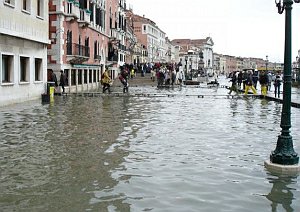 acqua-alta,-venezia-non-ne-puo-piu:-picco-di-136-cm,-in-un-2010-gia-da-record-per-le-maree