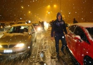 sfuriata-invernale-in-grecia:-bloccata-l’autostrada-a-nord-di-atene,-fiocchi-sulla-costa-a-creta