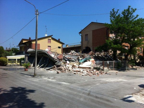 terremoto-sussulta-il-nord-italia,-panico:-58-richter-nuovi-crolli-e-vittime-sciame-sismico-nuova-scossa-5.3°