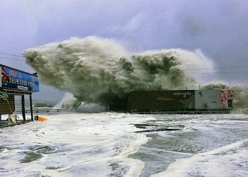 tifone-sanba-si-abbatte-in-corea-del-sud,-travolgenti-mareggiate