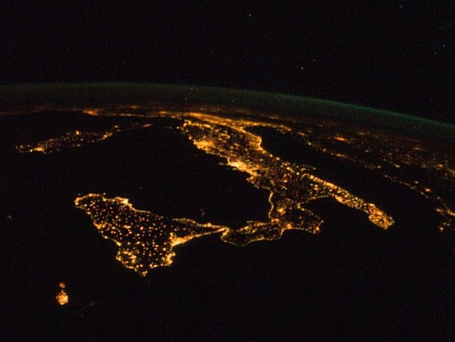vista-notturna-del-pianeta:-immagini-spettacolari-dalla-stazione-spaziale