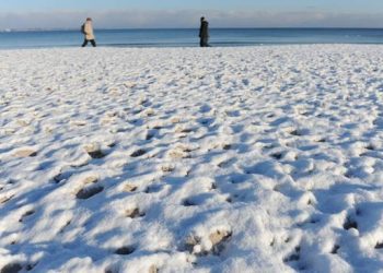 neve-in-spiaggia-a-scharbeutz,-in-germania,-sul-baltico