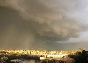 temporale-grandinigeno-di-roma:-splendidi-contrasti-di-colore-nel-cielo