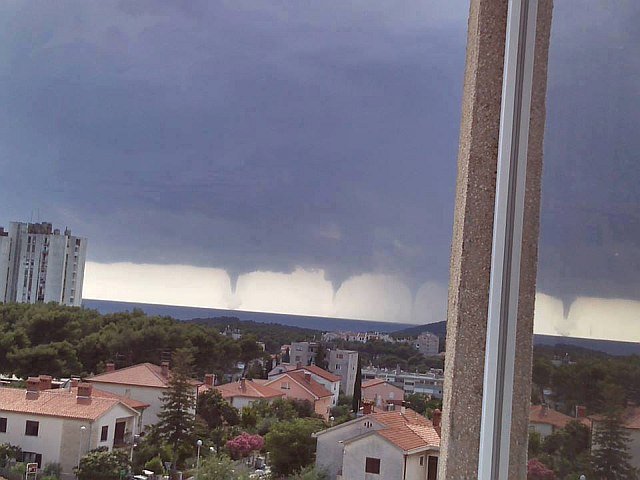 famiglia-di-trombe-marine-in-adriatico:-foto-spettacolo