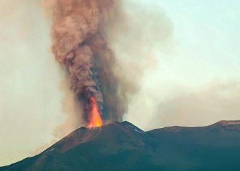 risveglio-etna:-spettacolare-eruzione,-fontane-di-lava-e-scosse-sismiche