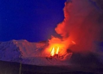 etna,-due-eruzioni-a-distanza-di-24-ore.-esplosioni-illuminano-la-notte