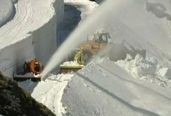 muri-di-neve-impressionanti-sulle-alpi:-chiusi-i-passi-iseran-e-galibier