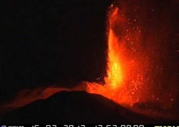 eruzione-dell’etna-in-corso:-lo-spettacolo-delle-fontane-di-lava