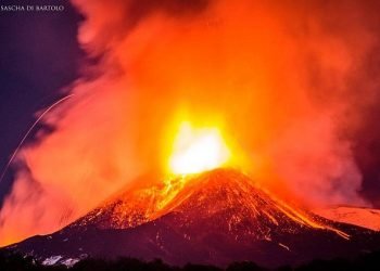 etna-in-eruzione,-spettacolo-straordinario-nella-notte