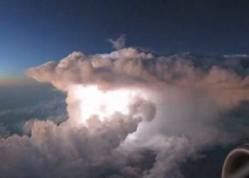 tempesta-di-fulmini-immortalata-dall’aereo:-meravigliose-riprese-video