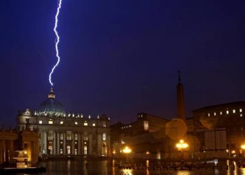 fulmine-colpisce-cupola-di-san-pietro,-nel-giorno-storico-per-il-vaticano