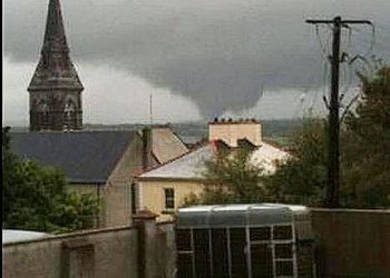 tornado-si-abbatte-su-ovest-irlanda,-ingenti-danni:-video