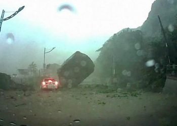 maltempo-e-inondazioni-in-taiwan,-enorme-masso-sfiora-auto:-video-shock