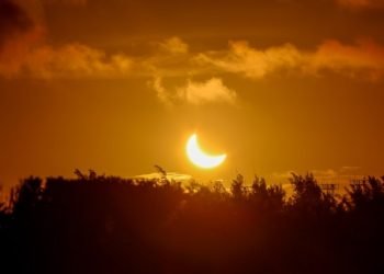 eclissi-solare-totale:-suggestive-immagini-in-time-lapse