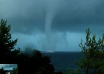 tornado-in-croazia,-dal-mare-alla-terra-ferma,-video-straordinario