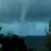 tornado-in-croazia,-dal-mare-alla-terra-ferma,-video-straordinario