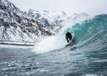 cavalcare-le-onde-del-mar-glaciale-artico:-video-e-foto-mozzafiato