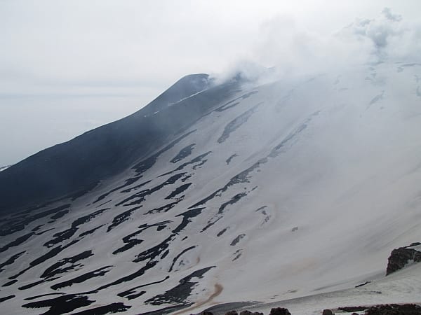 immagine 4 del capitolo 2 del reportage documento esclusivo dalletna scalata del vulcano fra neve e nubi di vapore