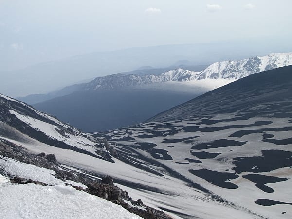 immagine 5 del capitolo 2 del reportage documento esclusivo dalletna scalata del vulcano fra neve e nubi di vapore